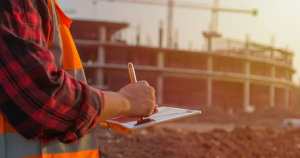 Aziatisch Ingenieur Met Een Harde Hoed Tablet Gebruiken Voor Het — Stockfoto