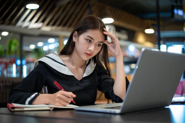 Les Femmes Asiatiques Sentent Sérieuses Sujet Travailler Étudier Ligne Avec — Photo