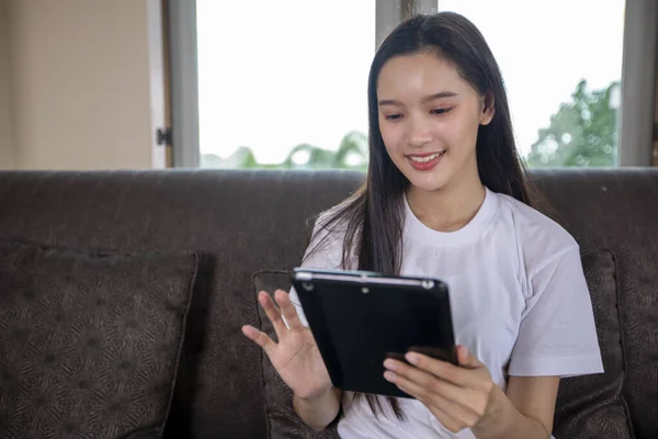 Азійська Молода Жінка Щаслива Прекрасно Грає Цифровому Планшетному Комп Ютері — стокове фото