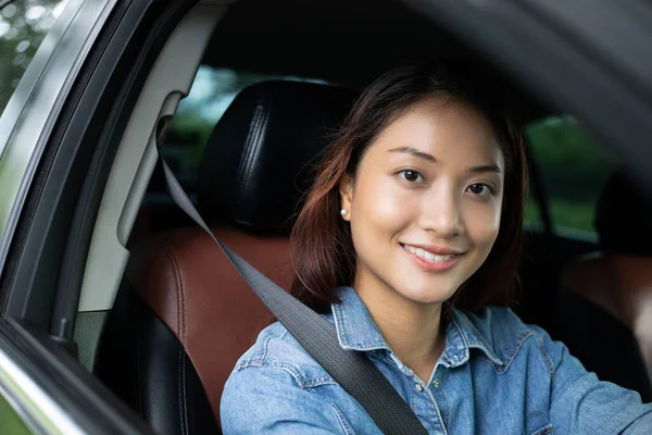 Hermosa Mujer Asiática Sonriendo Disfrutando Conducir Coche Carretera Para Viajar — Foto de Stock