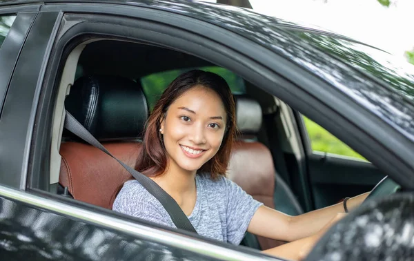 Hermosa Mujer Asiática Sonriendo Disfrutando Conducir Coche Carretera Para Viajar —  Fotos de Stock