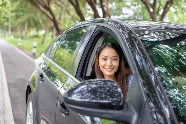 Hermosa Mujer Asiática Sonriendo Disfrutando Conducir Coche Carretera Para Viajar — Foto de Stock