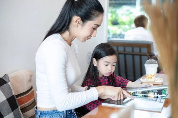 Aziatische Moeders Leren Hun Dochters Een Boek Lezen Vakanties Thuis — Stockfoto