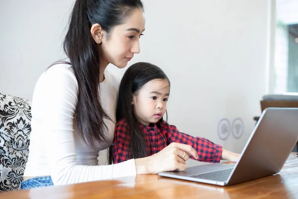 Aziatische Moeders Leren Hun Dochters Een Boek Lezen Notebooks Technologie — Stockfoto