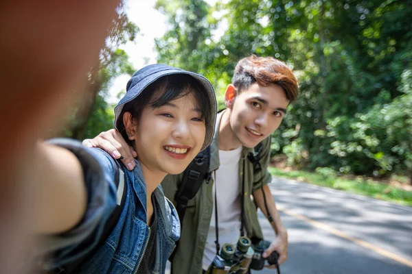 Asijské Skupiny Mladých Lidí Přáteli Batohy Procházky Spolu Šťastní Přátelé — Stock fotografie