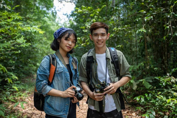 アジアの若者たちバックパックを持って一緒に歩き 地図を見て 道路で写真を撮ると幸せそうな 休日のコンセプト旅行でリラックスした時間 — ストック写真