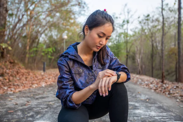 Ασιάτισσες Γυναίκες Πιέζουν Ξεκινήσει Αθλητικό Ρολόι Έξυπνο Ρολόι Για Τρέξιμο — Φωτογραφία Αρχείου
