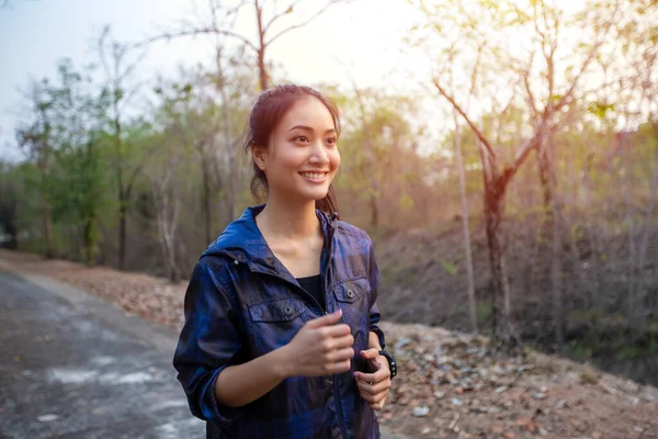 Sonriendo Feliz Mujer Asiática Trotar Correr Tiempo Relax Ella Lleva — Foto de Stock