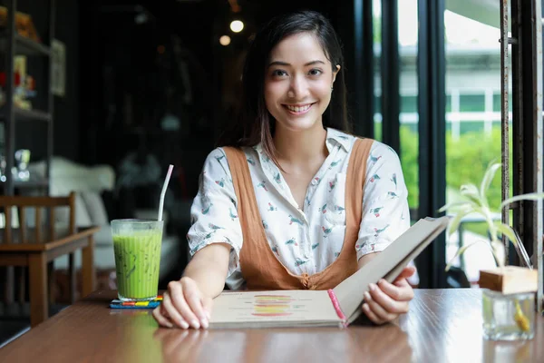 Asiatico Donna Aperto Menu Ordinare Caffè Caffè Ristorante Sorridente Felice — Foto Stock