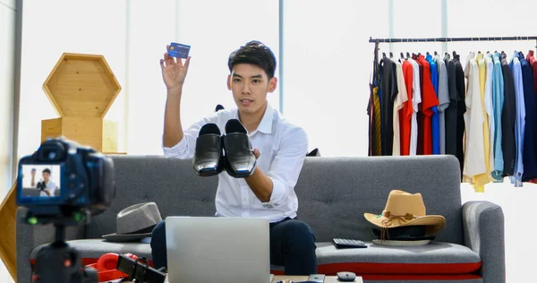 アジアの男性ブロガーは オンラインで製品を販売するためのビデオを放送します — ストック写真