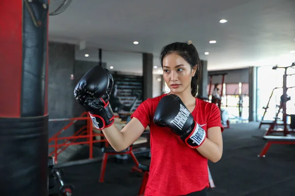 Güzel Asyalı Kadın Boksör Mutlu Eğlenceli Fitness Boks Boks Eldiveni — Stok fotoğraf