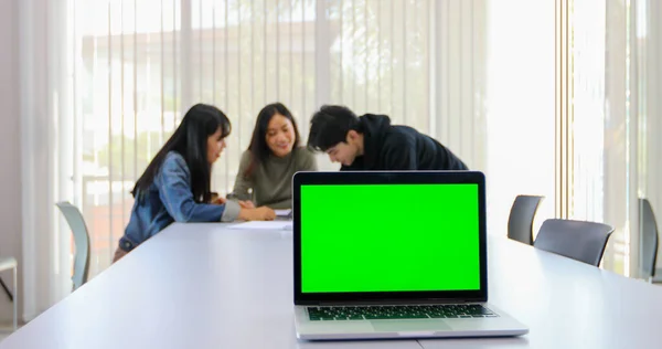 Asijští Studenti Používají Notebooky Tablety Zelené Obrazovce Pracovat — Stock fotografie