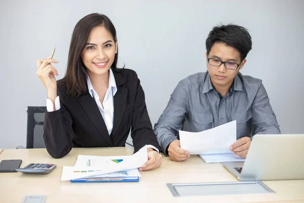 Empresarios Asiáticos Grupo Usando Cuaderno Para Socios Negocios Discutiendo Documentos — Foto de Stock