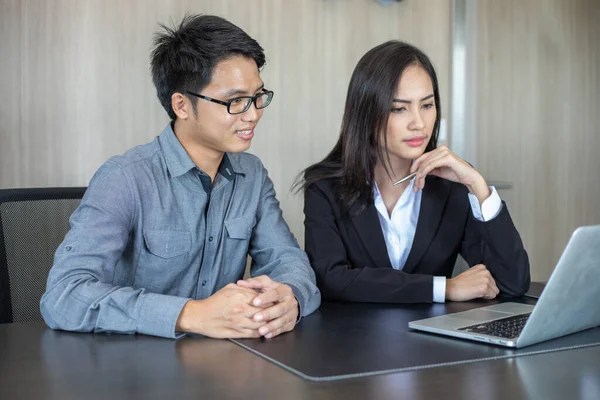 Empresarios Asiáticos Grupo Usando Cuaderno Para Socios Negocios Discutiendo Documentos — Foto de Stock