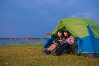 Bir grup Asyalı arkadaş yaz aylarında göl kenarında kamp yaparken birlikte içki içip gitar çalıyorlar.