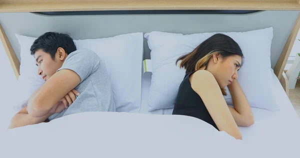 Asyalı Çiftin Yatak Hayal Kırıklığına Uğramış Ciddi Sorunları Olan Konuşmayan — Stok fotoğraf