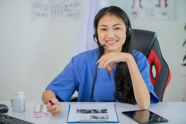 Asiatiska Kvinnor Läkare Tala Genom Videochatt Konsultera Patienten Nätet Symtom — Stockfoto