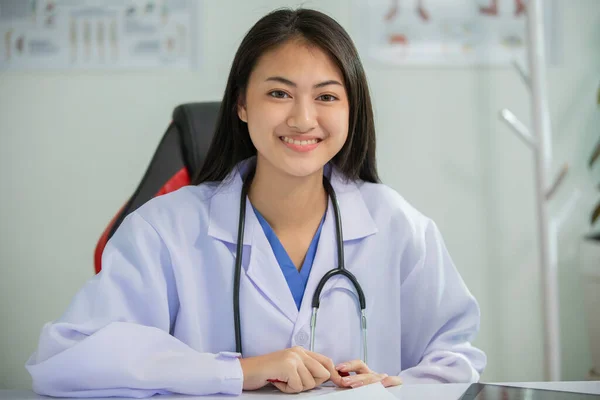 Mujer Joven Médico Sonriendo Trabajando Oficina —  Fotos de Stock