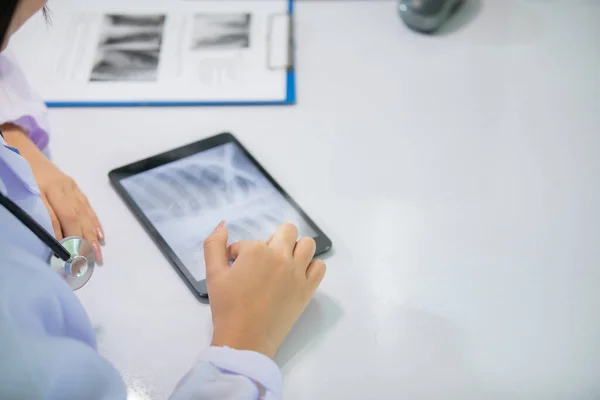 Hastane Ofisinde Çalışan Asyalı Kadın Doktor Röntgen Görüntülerini Analiz Ediyor — Stok fotoğraf