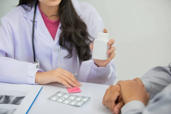 Médicas Asiáticas Conversam Com Pacientes Sobre Sintomas Prescrevem Medicamentos — Fotografia de Stock