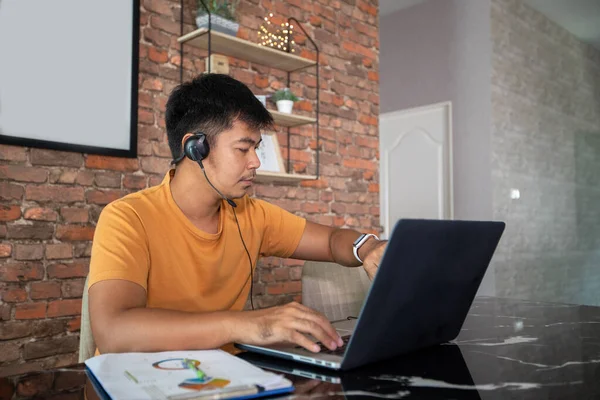 Asiatische Geschäftsleute Nutzen Notebooks Und Tragen Kopfhörer Für Online Meetings — Stockfoto