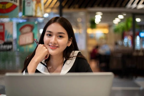 Asiatische Frauen Arbeiten Und Lernen Online Mit Computer Notebooks Sie — Stockfoto