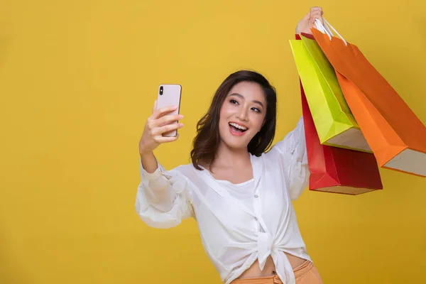 Retrato Asiático Hermosa Joven Feliz Con Gafas Sol Sonriente Alegre — Foto de Stock