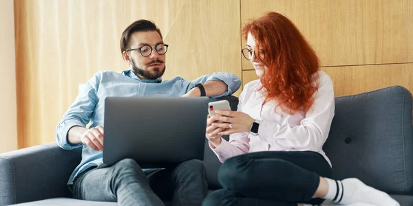 Schattig familie paar is op zoek naar internet samen — Stockfoto