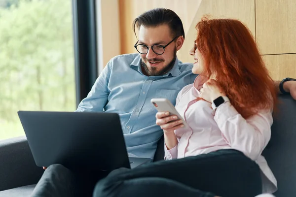 Jong stel werkt aan familiebedrijf vanuit huis — Stockfoto