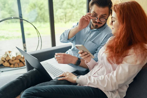 Gelukkig familie paar winkelen online in internet — Stockfoto