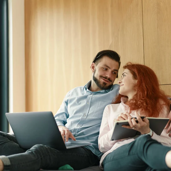 Mooi paar tijd doorbrengen samen thuis, met behulp van laptop — Stockfoto