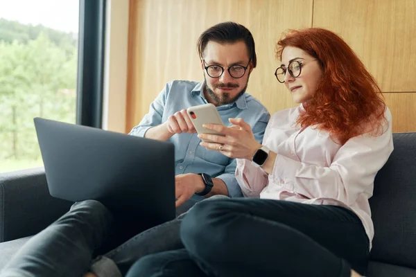 Schattig familie paar is op zoek naar internet samen — Stockfoto