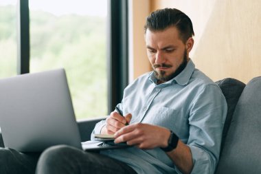 Kendine güveni tam genç bir adam.