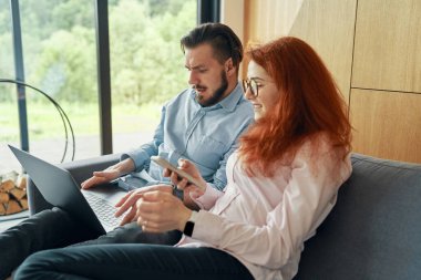 İnternetten alışveriş yapan mutlu aile çifti