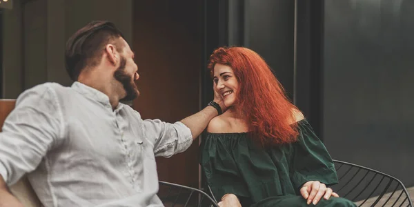 Zijaanzicht van het gezin paar tijd samen doorbrengen op het terras — Stockfoto