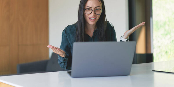 Обрезанный портрет деловой женщины, работающей из дома с ноутбуком