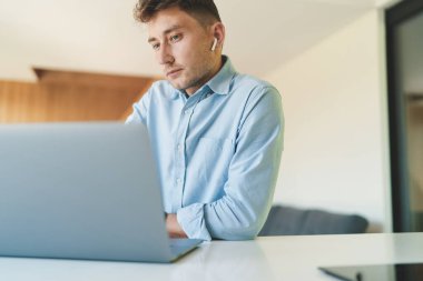 Evde bilgisayarla çalışan başarılı bir iş adamı.