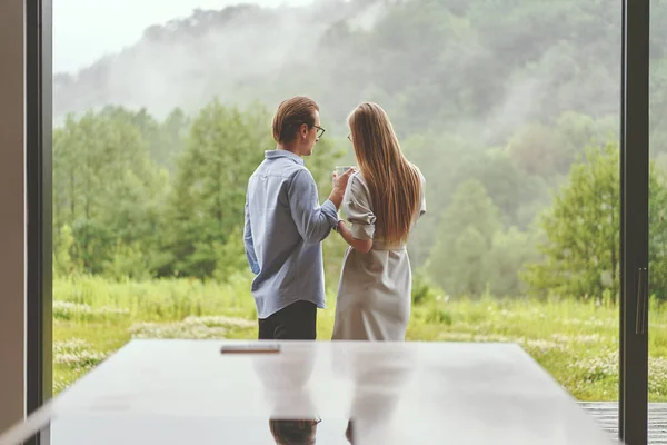 Achteraanzicht van jong familie paar dat koffie drinkt op het terras — Stockfoto