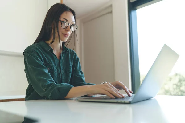 Vista lateral de la mujer de negocios que trabaja desde casa con el ordenador portátil — Foto de Stock