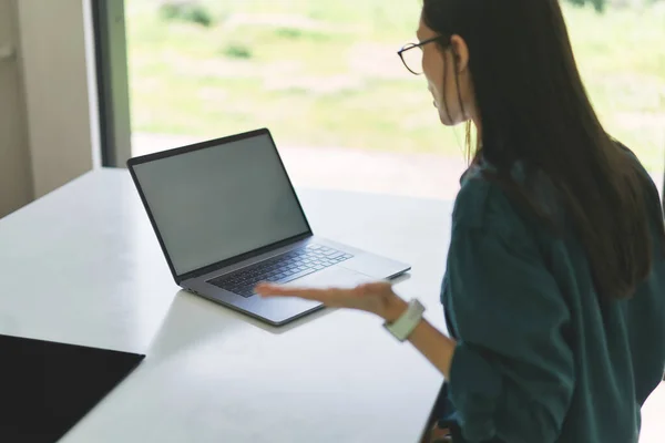 Sidovy över affärskvinna som arbetar hemifrån med bärbar dator — Stockfoto