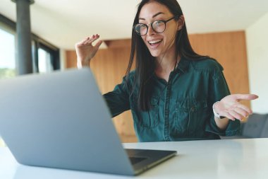 Bilgisayarla evde çalışan başarılı bir iş kadını.