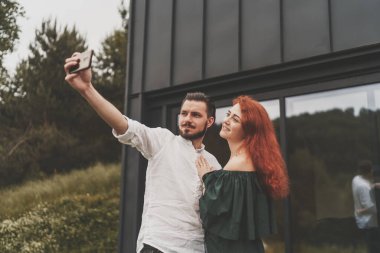 Genç bir çiftin internet üzerinden eğlenmesi ön planda. 