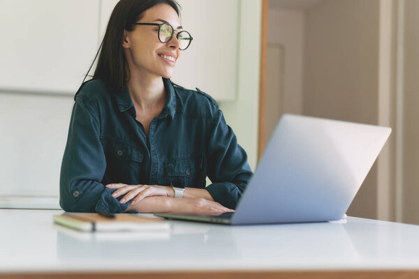 Обрезанный портрет улыбающейся деловой женщины, работающей из дома с ноутбуком и ноутбуком