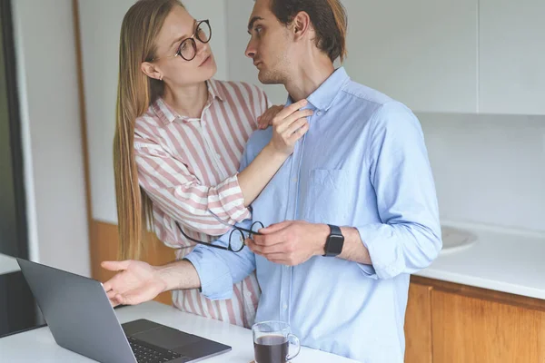 Jong stel staat op de keuken met laptop en werken vanuit huis — Stockfoto