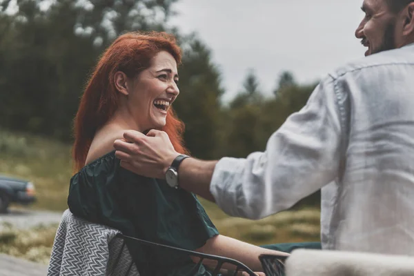 Vista laterale della coppia di famiglia che trascorre del tempo insieme in terrazza in vacanza e divertirsi — Foto Stock