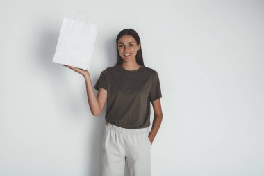 Gündelik giysiler içinde genç bir kadın.