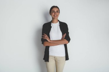 Gündelik giysiler içinde başarılı bir kadın.