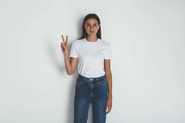 Вид спереди на девушку в джинсах и пустой белой футболке — стоковое фото