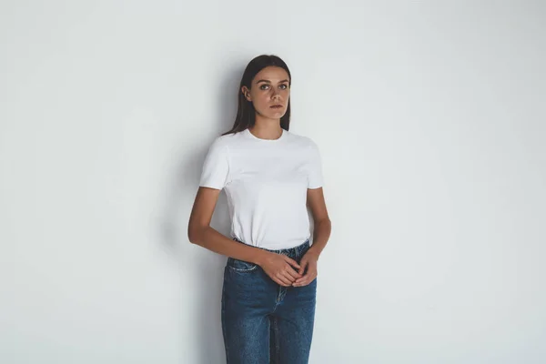 Успешная девушка в джинсах и пустой белой футболке — стоковое фото