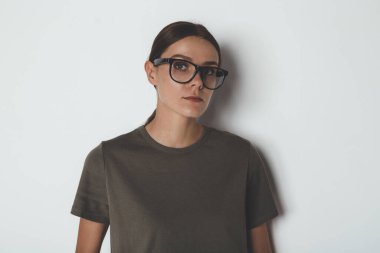 Sıradan giyinmiş başarılı bir kadının portresi.